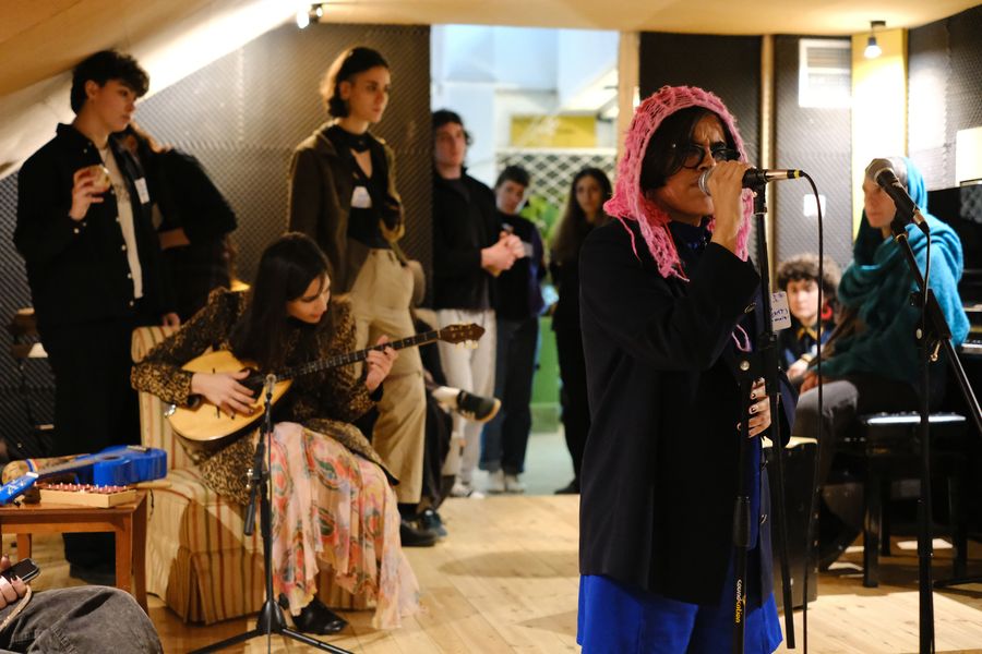 Singer performing at Musikarama